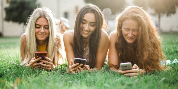 femmes smartphone nature 062022